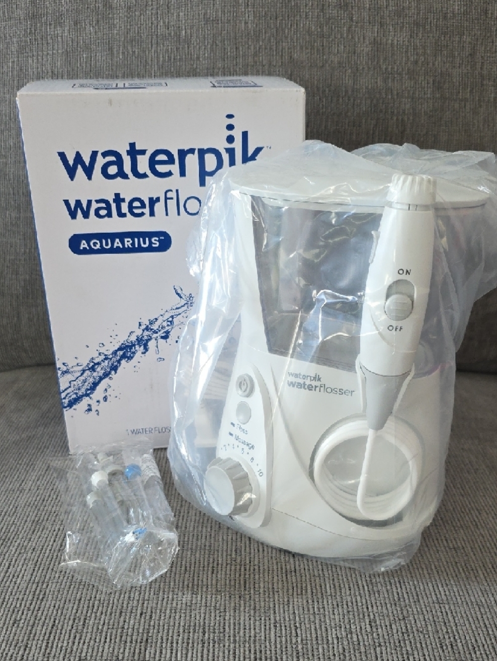 Waterpik Aquarius Water Flosser in White, New In Box, 7 Flosser Tips. - Picture 2 of 12